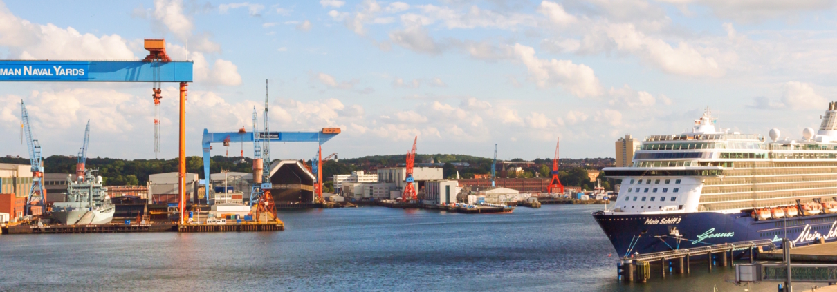 Kieler Hafenbahnhof für Containerschiffe und angedocktes Kreuzfahrtschiff