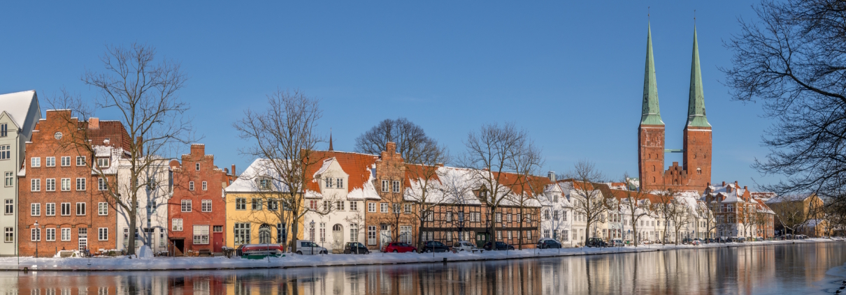 Lübecker Uferpromenade an einem sonnigen Wintertag